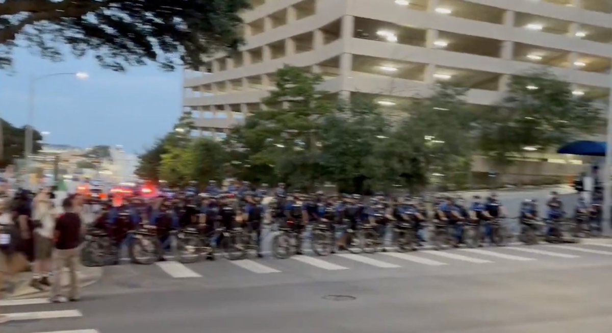 _AustinAdvocate's tweet image. Thankful for @TxDPS @Austin_Police and @TexasGuard for protecting Austin last night. They strategically blocked the Federal Building on 8th from those ready to do damage. They were prepared, held fronts, communicated well and dispersed crowds. Their work last night was brave,…