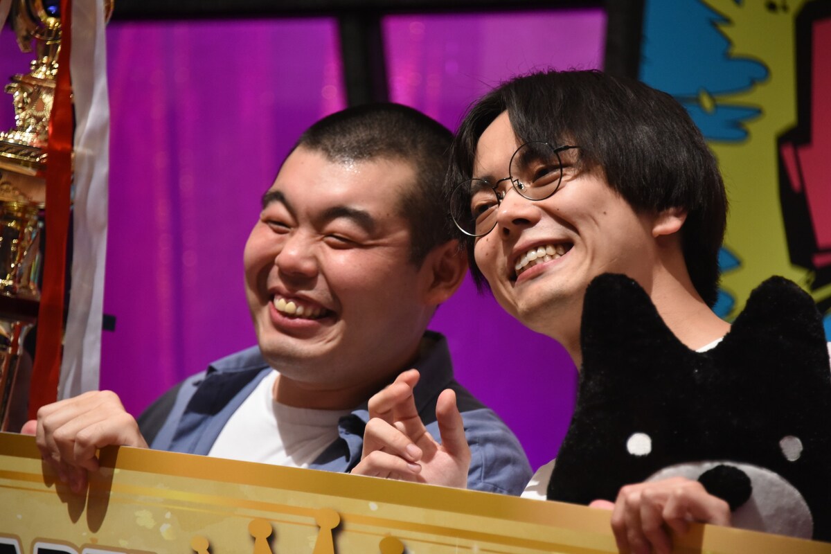 owarai_natalie's tweet photo. 【会見レポート】「ワタナベお笑い」王者・金の国、どちらの家にトロフィーを置くか優勝会見中に決める
https://t.co/1ybFhRqZzA https://t.co/CDEeeq9fkr