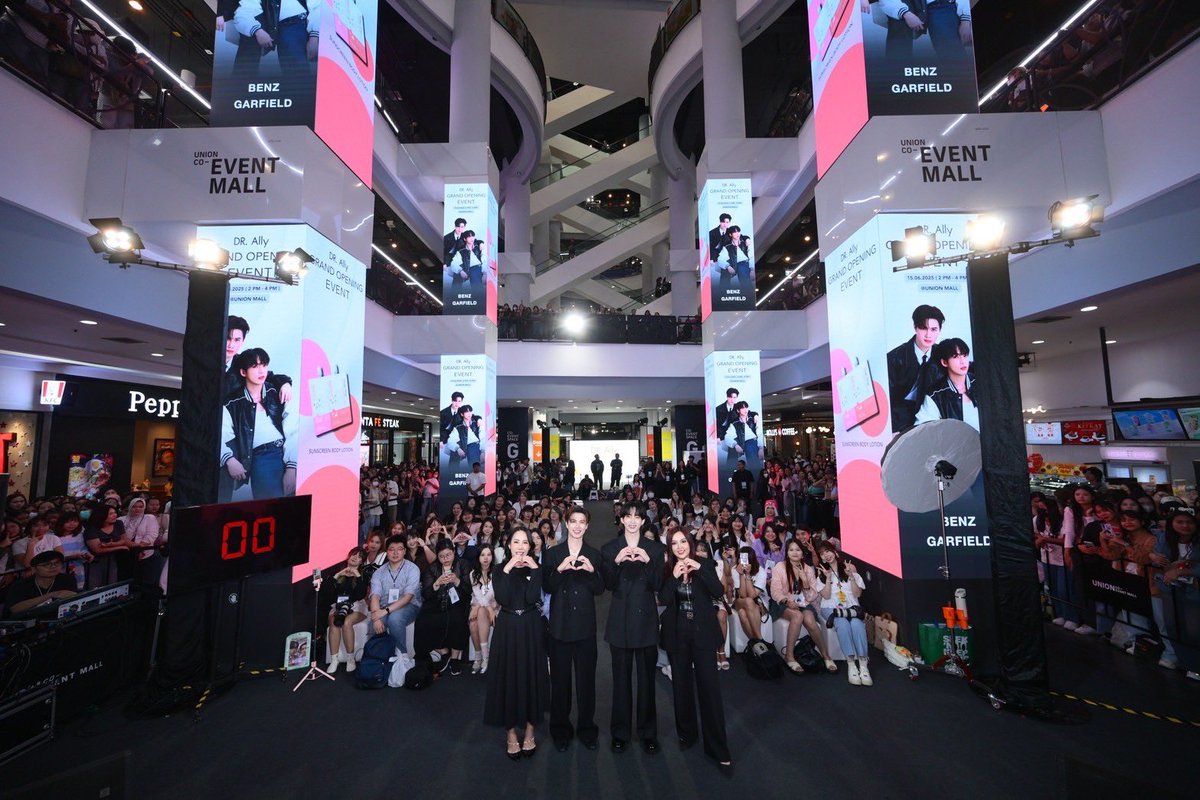 DrAllyBrand's tweet photo. สำหรับ https://t.co/aVPVowaT3x Grand Opening Event วันนี้ต้องขอขอบคุณแฟนคลับทุกท่านที่ให้การต้อนรับกันอย่างอบอุ่นนะคะ หากงานในวันนี้ผิดพลาดประการใดต้องขออภัยไว้ ณ ที่นี้ด้วยนะคะ แล้วฝากติดตามกิจกรรมต่อไปของทางแบรนด์ด้วยนะคะ 💓

#DRAllyGrandOpeningEventXBenzGarfiel
#DRallyGrandopeningxPerthSantaxDomii
#DRAllyxLYKN