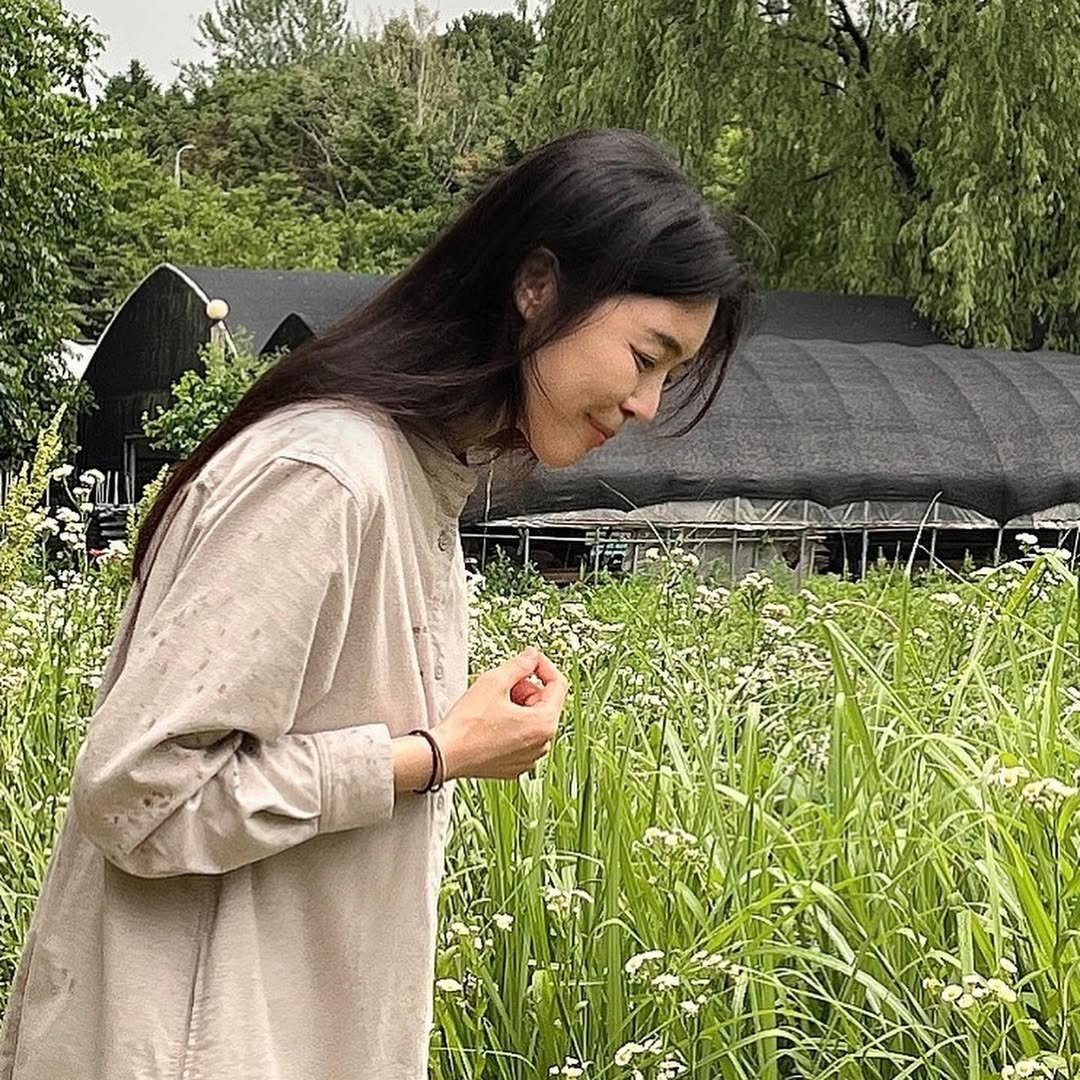 Hana_C__'s tweet photo. 세상이 아무리 변해도 늘 곁에 있는 모든 것에 사랑이 넘치는 여자🐰🤍 https://t.co/dLqe41VeRh