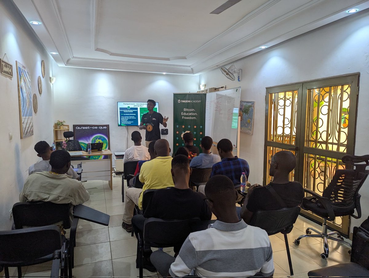 Togo_Bitcoin's tweet image. 1ere session réussie 🎉
Hier 14 juin nous avons débuté la formation avec les membres de notre Communauté et grâce au soutien de @TrezorAcademy
Un échange passionnant autour du Titre : "Pourquoi le Bitcoin"
📅 Prochaine sessions: 21 & 28 juin 2025
Infos : bit.ly/4n3IklE