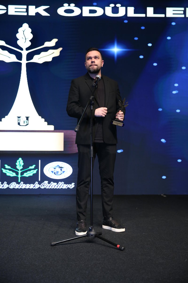 Bazı hayaller vardır, ne zaman kurulduğunu bile hatırlayamazsın. Çünkü sen o hayalle doğmuşsundur. Hayalim bir gün Fenerbahçe Spor Kulübü’ne hizmet etmek.  

Bu, 44. yaşımın ilk tweeti olsun. Fenerbahçe, yalnızca bir sevda değil, hayatımın merkezinde duran bir aidiyet duygusu