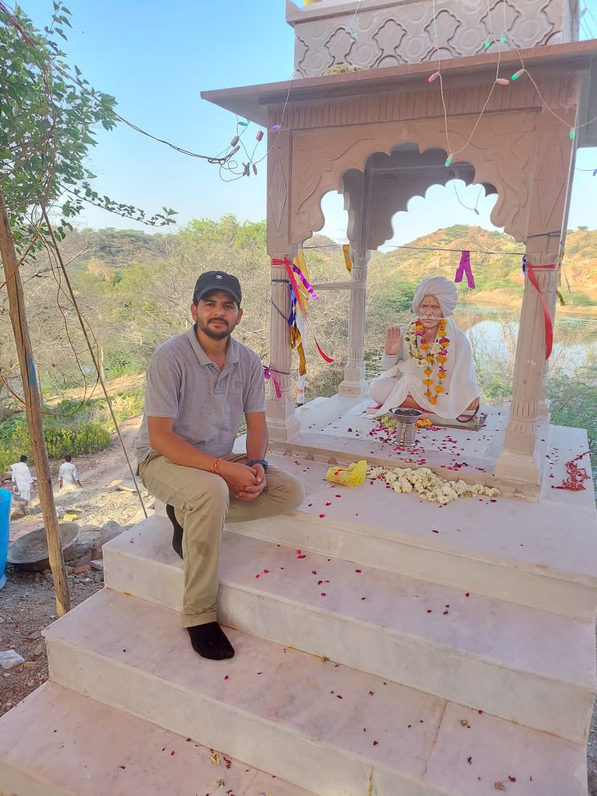 dr_ramkailash's tweet photo. मैं अपने पूज्य पिताजी का सदैव आभारी रहूँगा जिन्होंनेअपनी क्षमता के अनुसार मुझे जीवन में सबकुछ दिया।वे एक सच्चे दूरदर्शी थे जिन्होंने अपने सभी बच्चों को पुश्तैनी कामों में लगाने के बजाय शिक्षा का अमूल्य उपहार दिया ! काश वे आज जीवित होते तो उन्हें बहुत संतुष्टि मिलती ! #Father’sDay https://t.co/3DYl8Akrnn