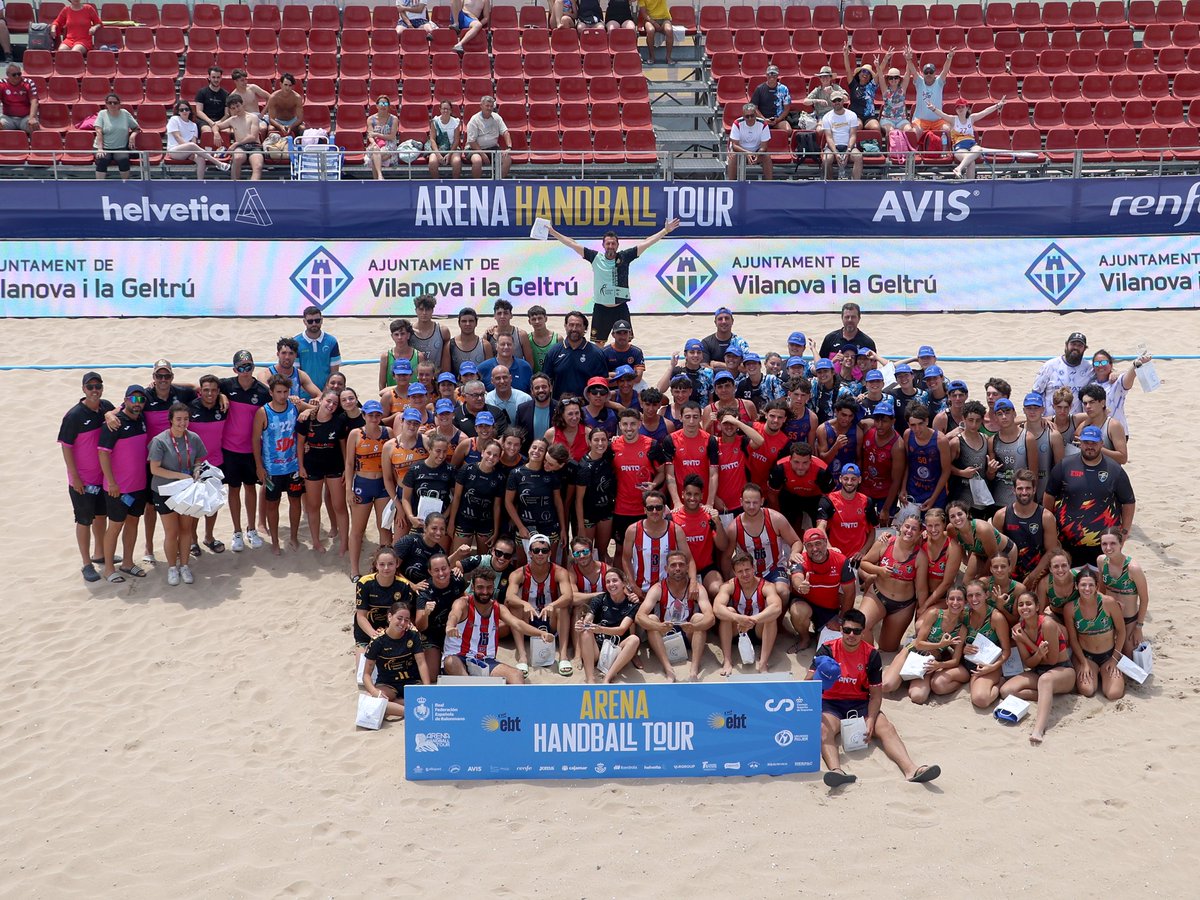 📸 ¡𝐅𝐎𝐓𝐎 𝐃𝐄 𝐅𝐀𝐌𝐈𝐋𝐈𝐀 𝐄𝐍 𝐄𝐋 #Arena1000 𝐃𝐄 <a href="/ajuntamentvng/">Vilanova i la Geltrú</a>!

🙌 ¡Qué mejor manera de cerrar tres días de emoción en la Platja d'Adarró con campeones y subcampeones de juvenil y senior! 

➡️ <a href="/ajuntamentvng/">Vilanova i la Geltrú</a> | <a href="/diba/">Diputació de Barcelona</a> | <a href="/gencat/">Generalitat de Catalunya</a> 

#⃣ #BalonmanoPlaya