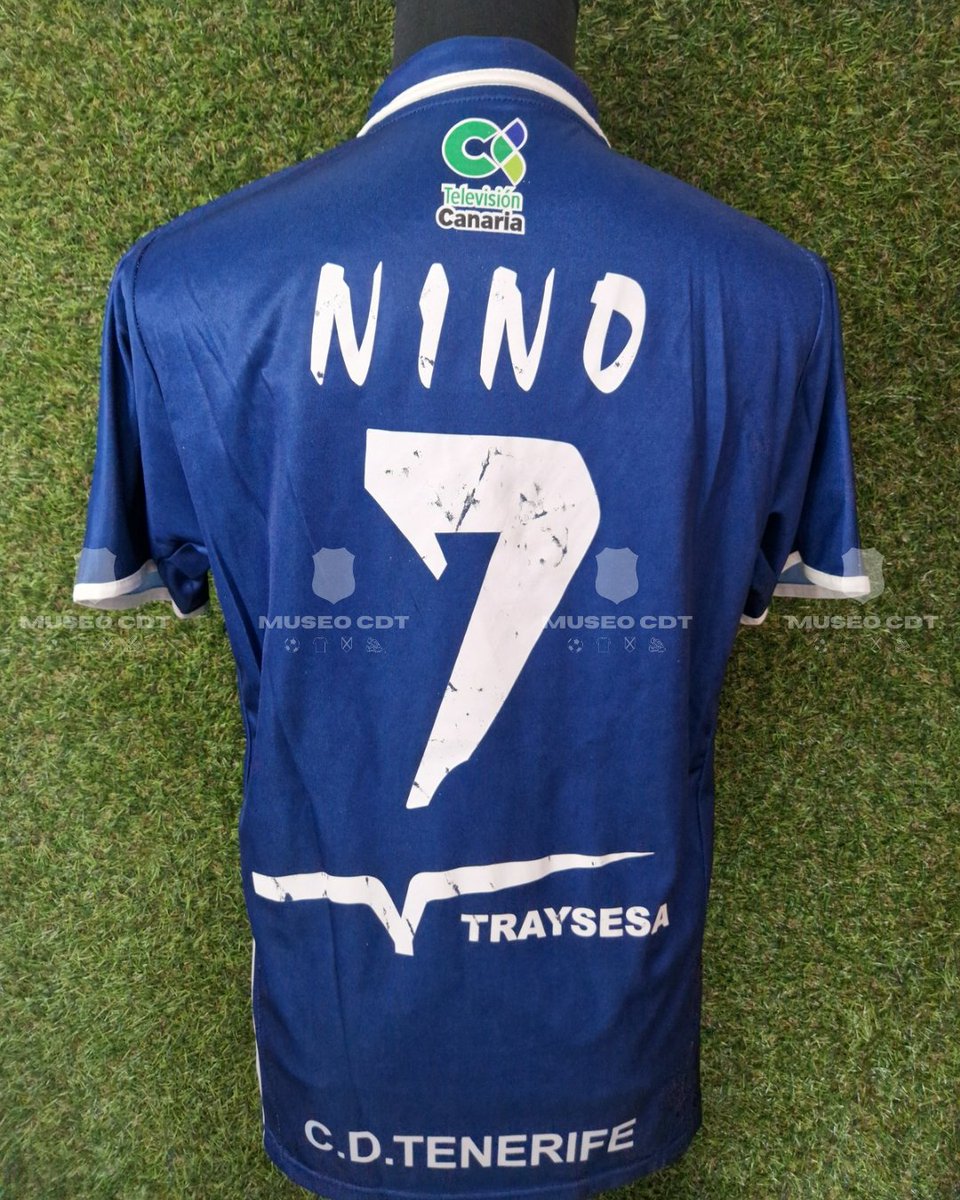 MuseoCDT's tweet photo. 📣 Hoy os presento una joya de mi colección: la camiseta visitante del @CDTOficial 08/09 🏴🤍💙

Usada en partido oficial por Nino en la mítica temporada del ascenso. 29 goles y directo a Primera. ¡Leyenda blanquiazul! 🔥

#CDTenerife #Nino #VamosTenerife https://t.co/toi6WuzipJ