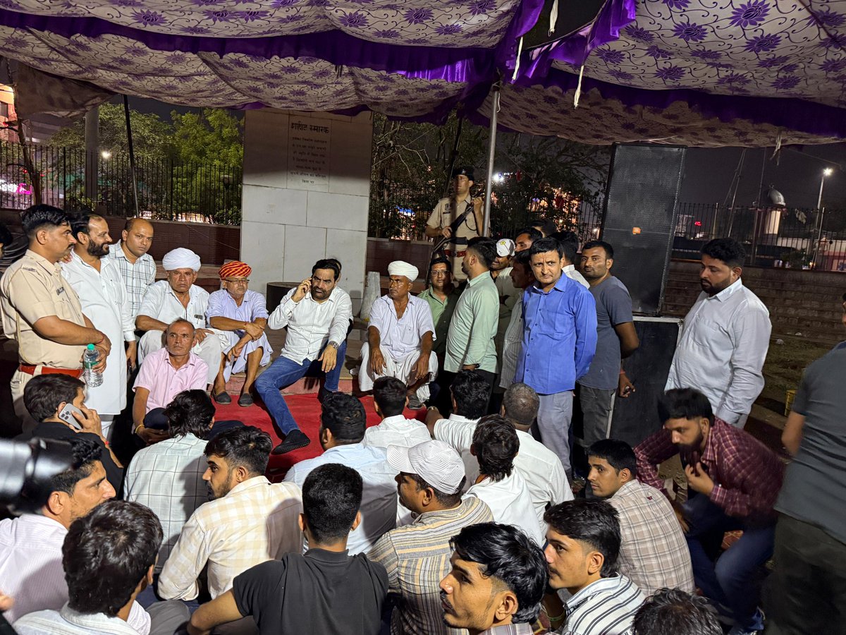 RPSC के पुनर्गठन तथा SI भर्ती को रद्द करवाने की मांग को लेकर जयपुर स्थित शहीद स्मारक पर चल रहे धरने में मौजूद हूं |