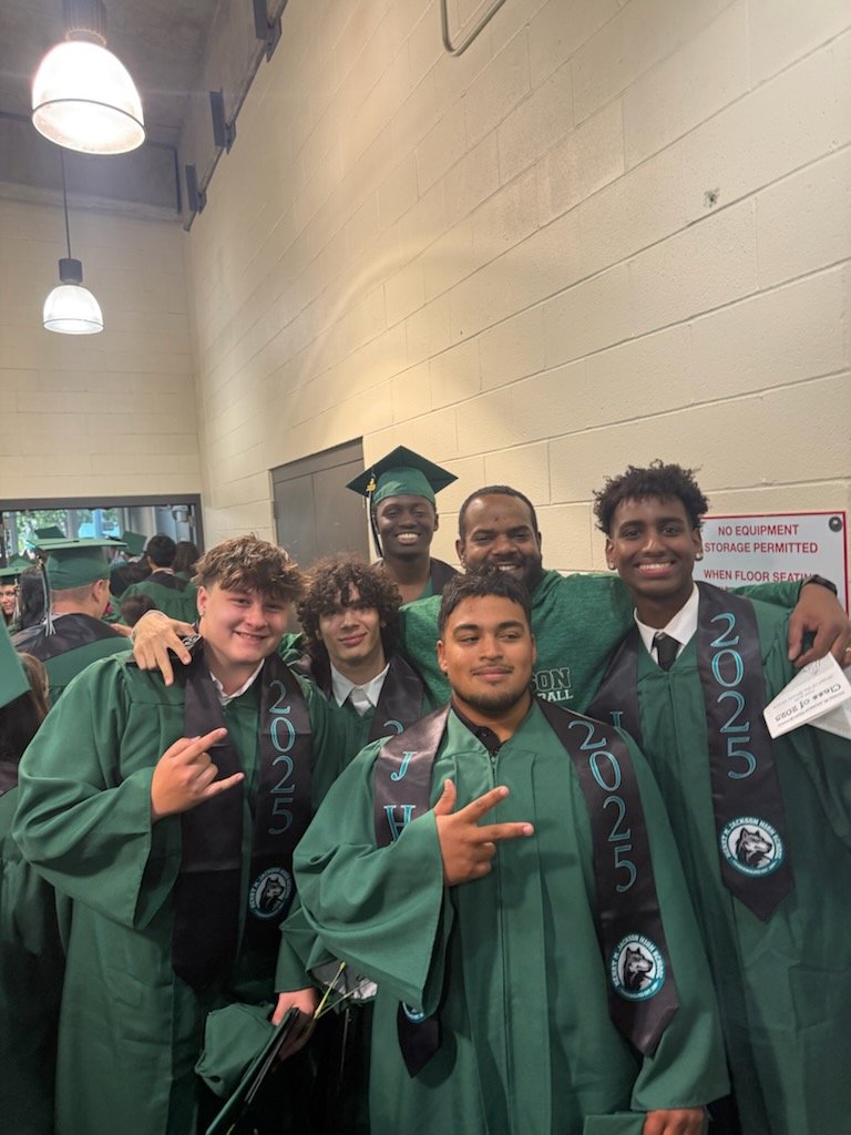 CoachSiddick's tweet image. Watching these great young men graduate and get ready for the next chapter in their lives really warmed my heart. These men have persevered, grown and impacted my life for the better. I will miss you all dearly. Love you guys 👊🏽