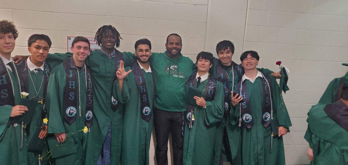 CoachSiddick's tweet image. Watching these great young men graduate and get ready for the next chapter in their lives really warmed my heart. These men have persevered, grown and impacted my life for the better. I will miss you all dearly. Love you guys 👊🏽