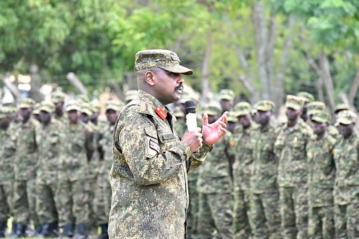 NamubiruRashid9's tweet image. Gen. Muhoozi Kainerugaba (@mkainerugaba) met with UPDF commanders in Gulu to assess operations in South Sudan &amp;amp; DRC. He encouraged troops to remain disciplined and healthy. 🇺🇬 #UPDF