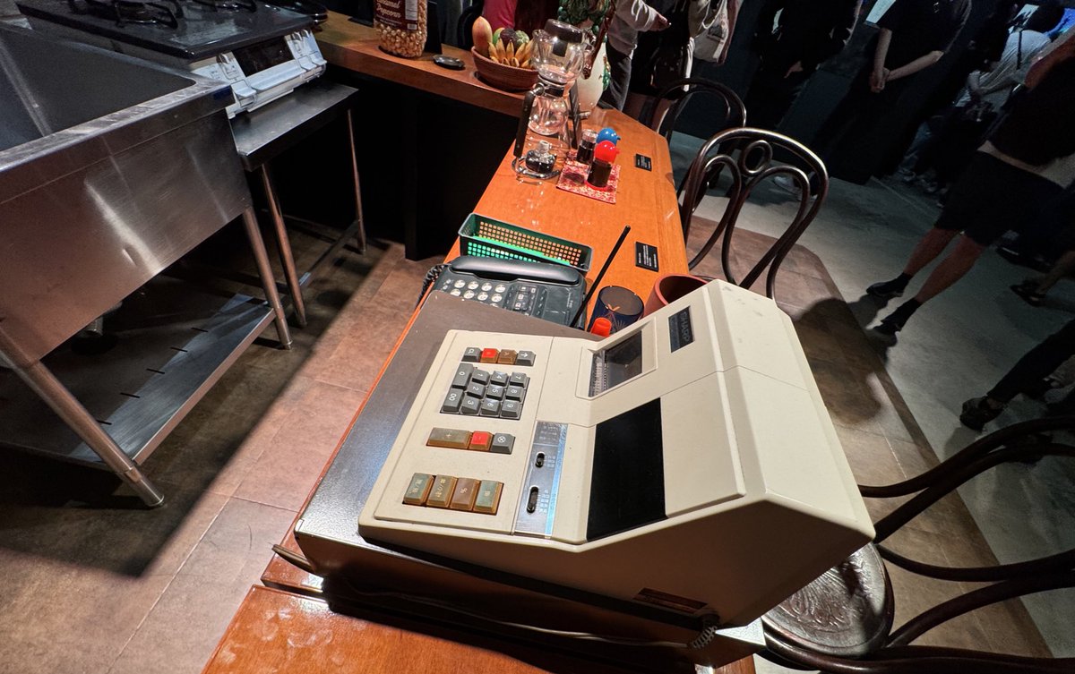 仮面ライダークウガ25周年記念 超クウガ展 喫茶ポレポレの再現セットに