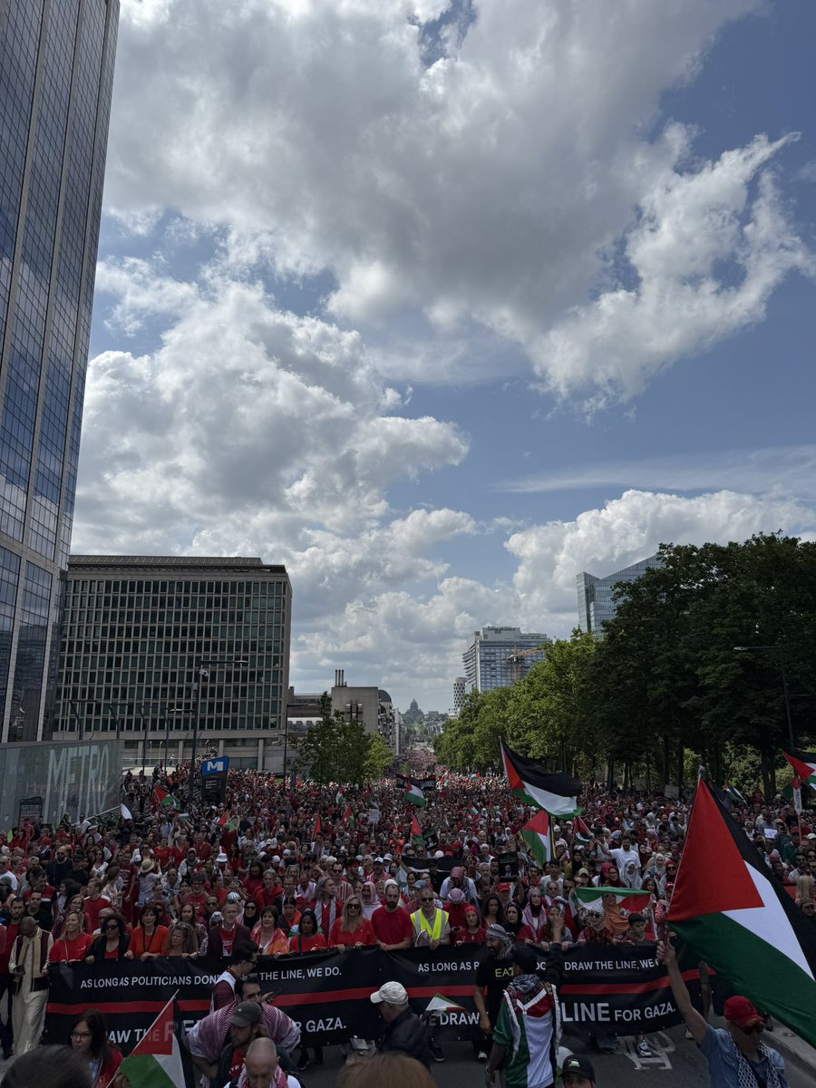 Lemapal's tweet photo. 🚨120,000 in Brussels drew the red line for Palestine.

This is not just a march—it’s a message.
Thank you Brussels. Thank you Belgium.

Ahead of the June 23 EU-Israel Association Council, the people have spoken:
No more business as usual with apartheid.
#FreePalestine #EUIsrael #RedLineDrawn