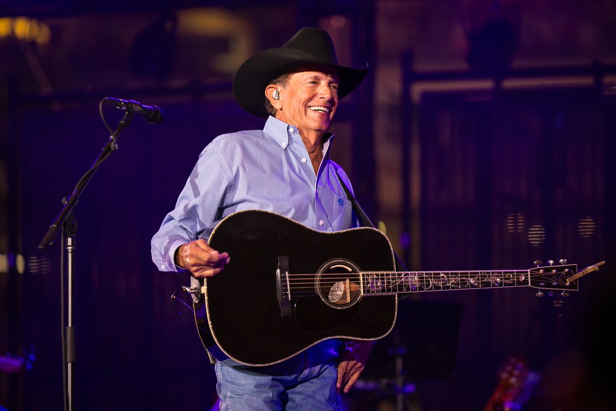 GeorgeStrait's tweet image. Take us back to Texas! One year ago today, George took the stage at #KyleField and set a new U.S. concert record with 110,905 fans. Were you there?

📸: @alivecoverage / Courtesy of Messina Touring Group