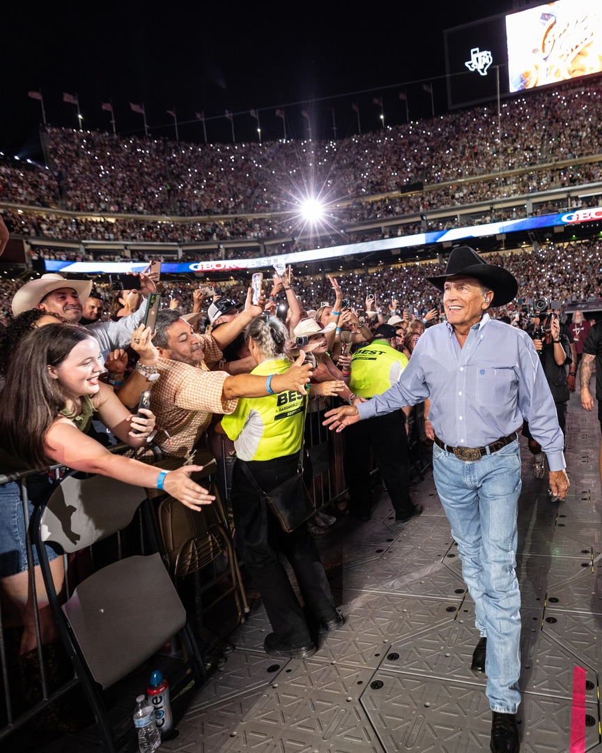 GeorgeStrait's tweet image. Take us back to Texas! One year ago today, George took the stage at #KyleField and set a new U.S. concert record with 110,905 fans. Were you there?

📸: @alivecoverage / Courtesy of Messina Touring Group