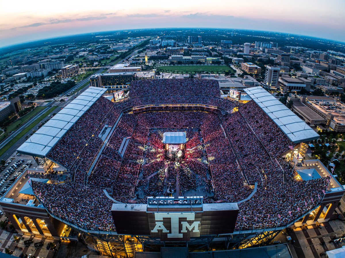 Take us back to Texas! One year ago today, George took the stage at #KyleField and set a new U.S. concert record with 110,905 fans. Were you there?

📸: @alivecoverage / Courtesy of Messina Touring Group