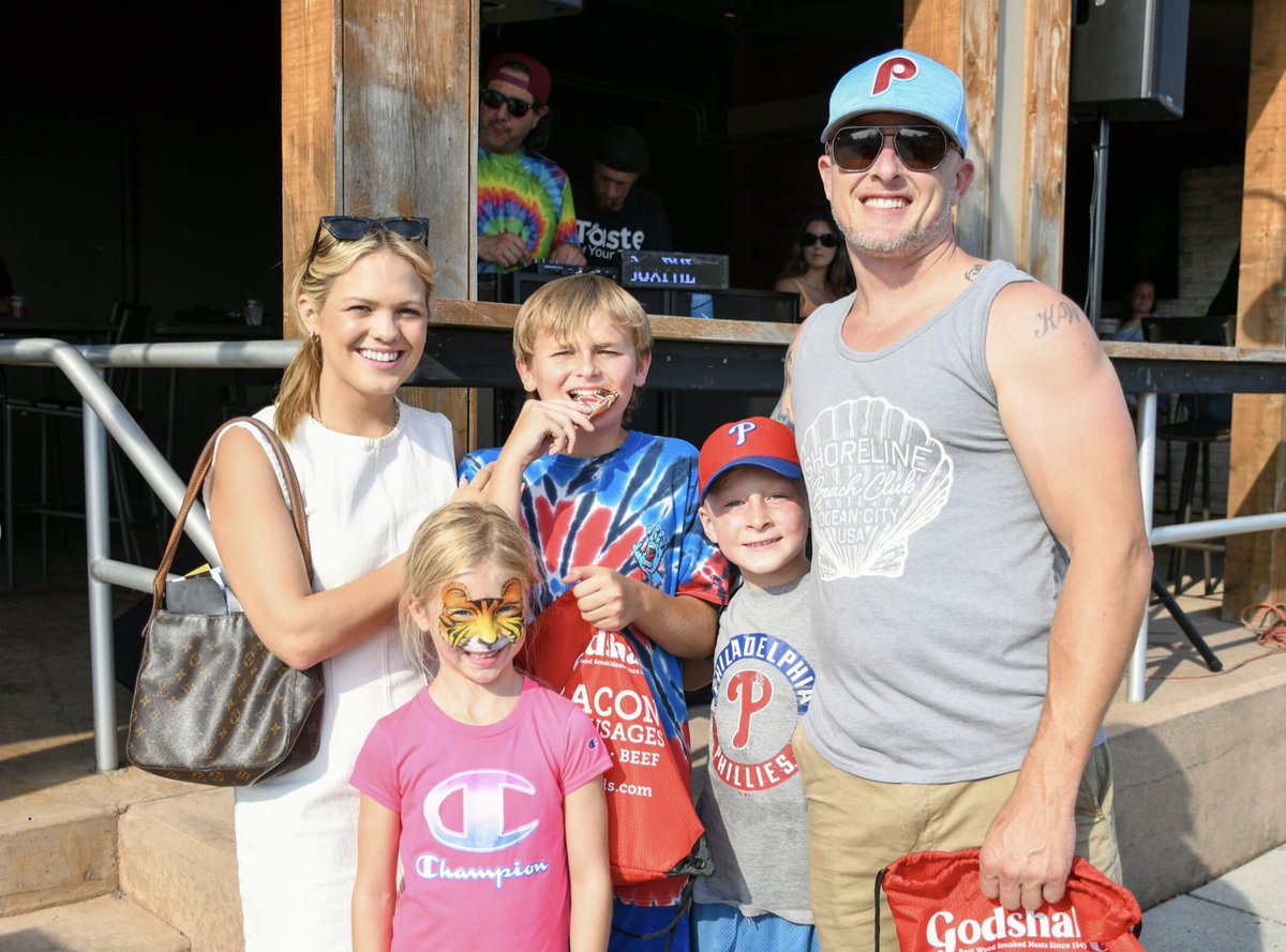 Happy Father’s Day from Xfinity Live! Treat Dad to something special by grabbing a gift card and letting him enjoy the experience he deserves. 🍻⚾ bit.ly/44dBWkw