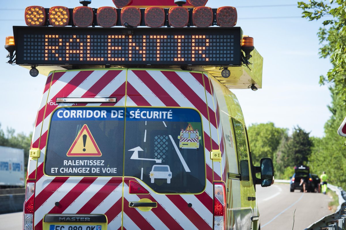 #ConseilSecurite En cas d’accident, redoublez d’attention, des femmes et des hommes travaillent sur l’autoroute pour assurer la sécurité de tous. Respectez le corridor de sécurité. #A9
