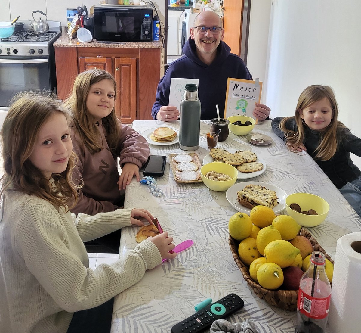 SofiaR2012's tweet photo. #Estefinde Feliz dia Pa!!! Te amamos! Desayuno caserito hecho x ellas para el mejor https://t.co/aWLUHnbwwV
