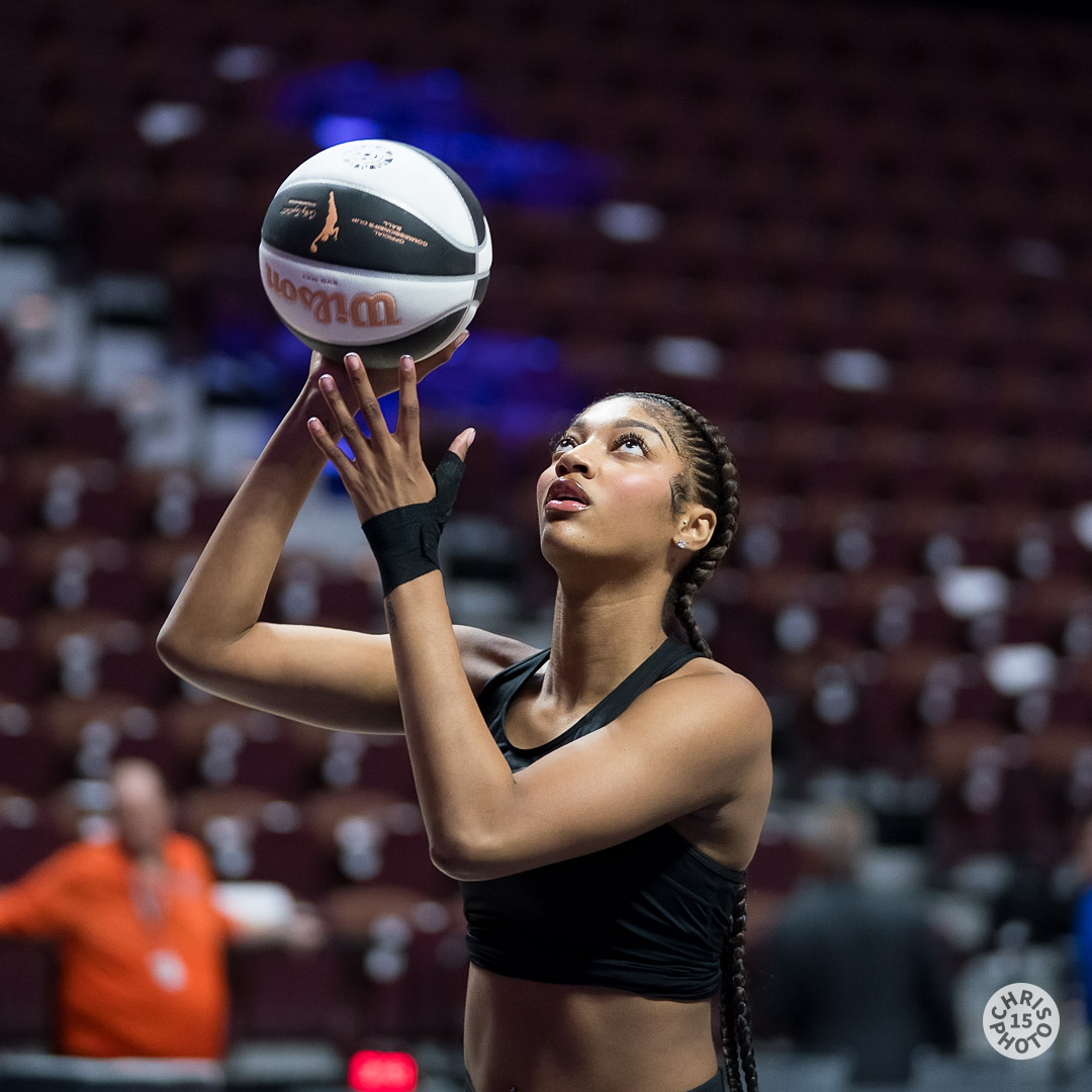 chrisphoto15's tweet image. The @chicagosky and the @ConnecticutSun are warming up at @MoheganSun arena for today's #WNBA matchup. Tip-off at Noon on @CBSSports