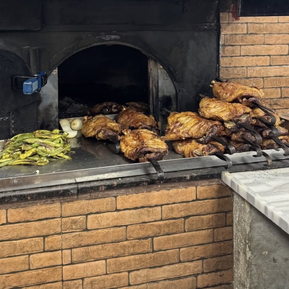 oguz_sbf's tweet photo. By Kuzu’ya (Beykoz) Eylül gibi gitmiştim. Kuzuların körpeliği sonbaharda kalmaz,tadı eksilir. Bundan mı bilmiyorum,o lezzete tabakta ulaşamadım.Yavan ve kuru buldum. İyi bir kuyu kebabı/büryan yedi iseniz buranın abartıldığını düşüneceksiniz. Reklam değil tavsiye. 5/10 https://t.co/jqjKb0vr9A
