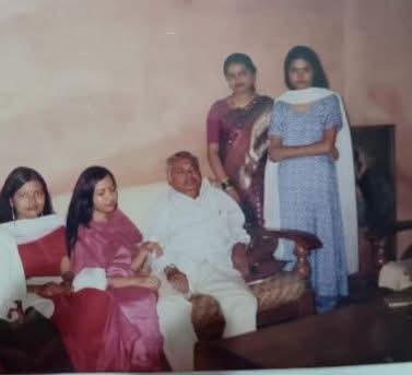 आज इस पिता दिवस पर,
बस इतना कहना है –
आप कहीं भी हों,
मेरे भीतर हमेशा ज़िंदा रहते हो।
आपके बिना अधूरी हूँ मैं,
पर आपसे मिली ताकत ही मेरी पहचान है।