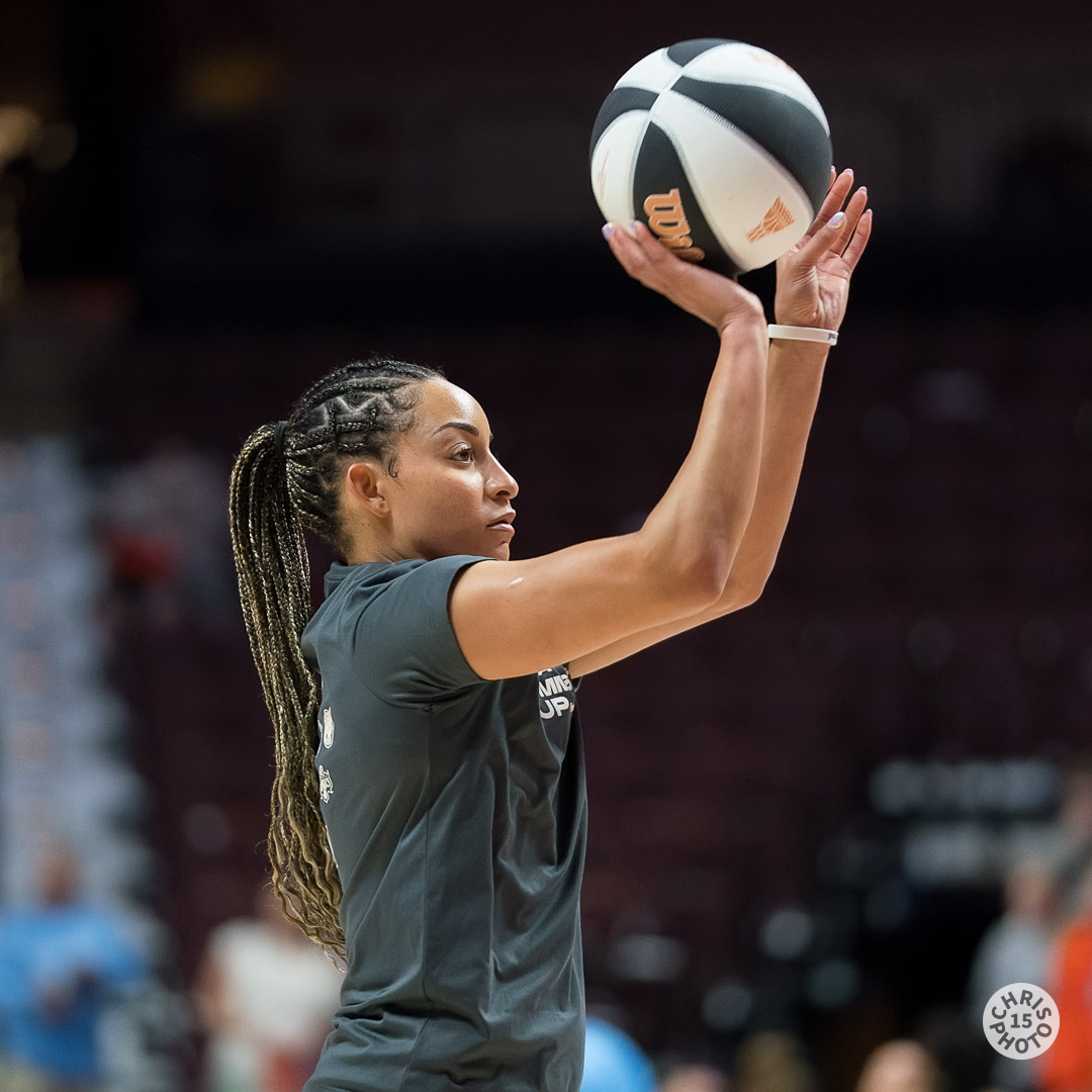 chrisphoto15's tweet image. The @chicagosky and the @ConnecticutSun are warming up at @MoheganSun arena for today's #WNBA matchup. Tip-off at Noon on @CBSSports