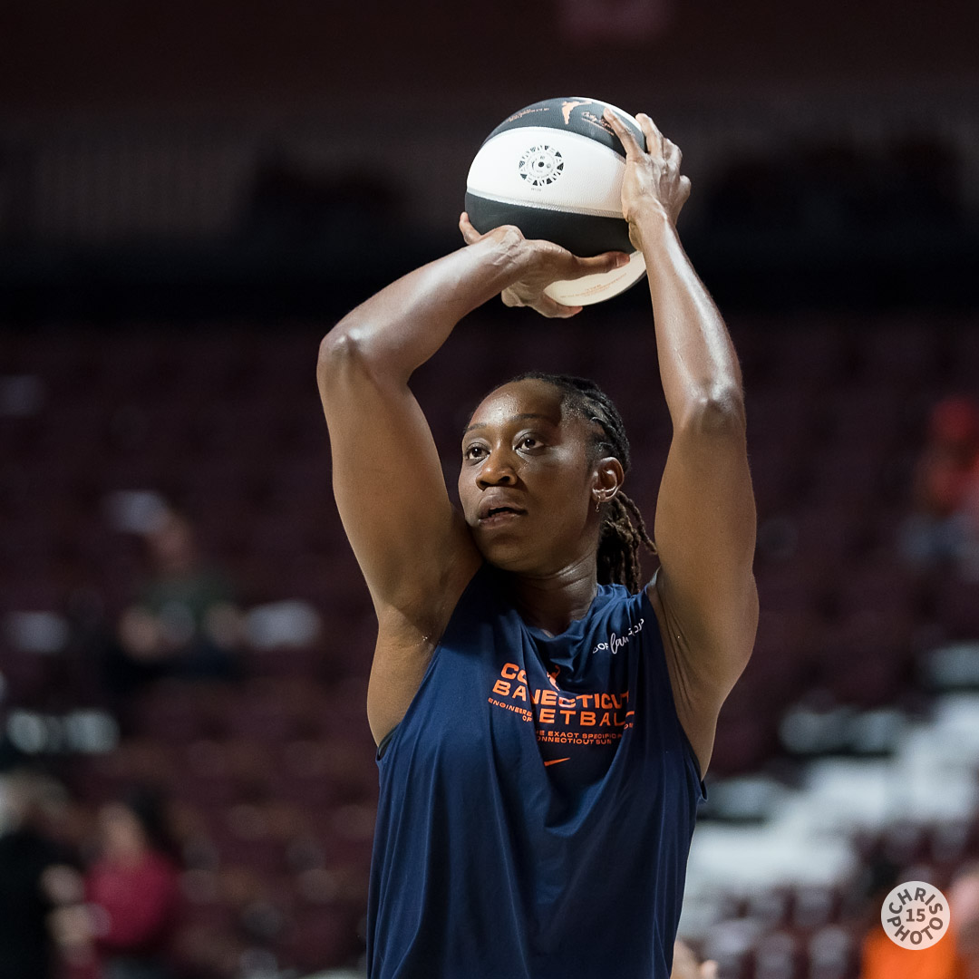 chrisphoto15's tweet image. The @chicagosky and the @ConnecticutSun are warming up at @MoheganSun arena for today's #WNBA matchup. Tip-off at Noon on @CBSSports