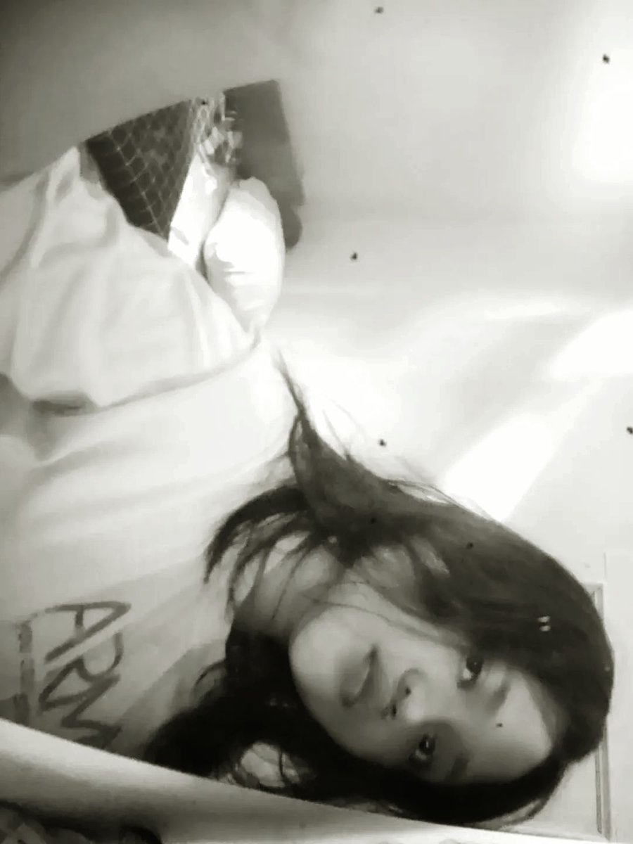 yourqueenalien's tweet image. mirror.