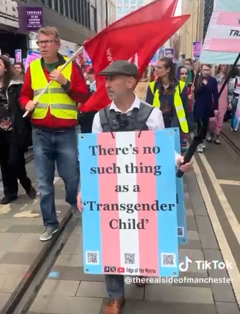 Antonia Frances 💙🦕 (@antoniafrances) on Twitter photo This guy is a total legend. He led the march against the SC ruling in Manchester wearing a sign saying ‘There’s no such thing as a transgender child’ and not one of them clocked him. 😂😂 This guy is a total legend. He led the march against the SC ruling in Manchester wearing a sign saying ‘There’s no such thing as a transgender child’ and not one of them clocked him. 😂😂