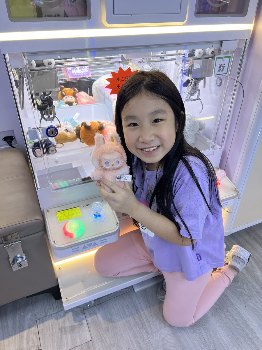 kiddestiny's tweet photo. ❤️ Played claw machines with Claret’s on Father‘s Day 👧🏻👨🏻
Lucky won a Labubu 3.0 from the claw machine 😂
#sofamily #claretandkidd #babyclaret #labubu https://t.co/xv9vBzNERh
