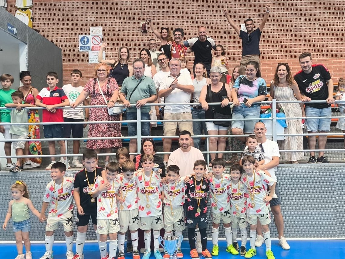 ElLegadoElPozo's tweet photo. ⚪🔴🏆 | #ElPozoPrebenjamín CAMPEÓN de la Copa Prebenjamín @ffrm_es de fútbol sala!

¡Enhorabuena equipo!

Los pequeños del Club derrotan a @JimbeeCartagena en la final disputada en Librilla.

😍 #OrgullodeloNuestro https://t.co/GNOStuiC4u
