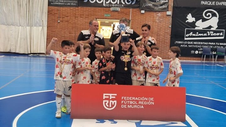 ElLegadoElPozo's tweet photo. ⚪🔴🏆 | #ElPozoPrebenjamín CAMPEÓN de la Copa Prebenjamín @ffrm_es de fútbol sala!

¡Enhorabuena equipo!

Los pequeños del Club derrotan a @JimbeeCartagena en la final disputada en Librilla.

😍 #OrgullodeloNuestro https://t.co/GNOStuiC4u