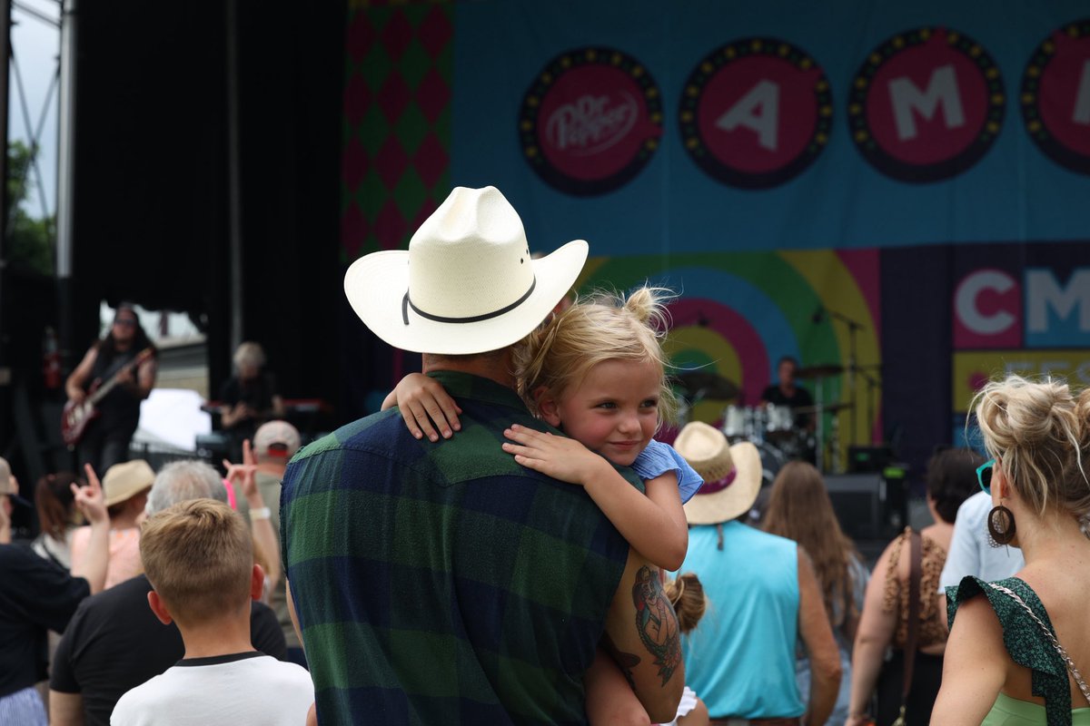 Today, we celebrate ALL dads. Happy Father's Day! ♥️