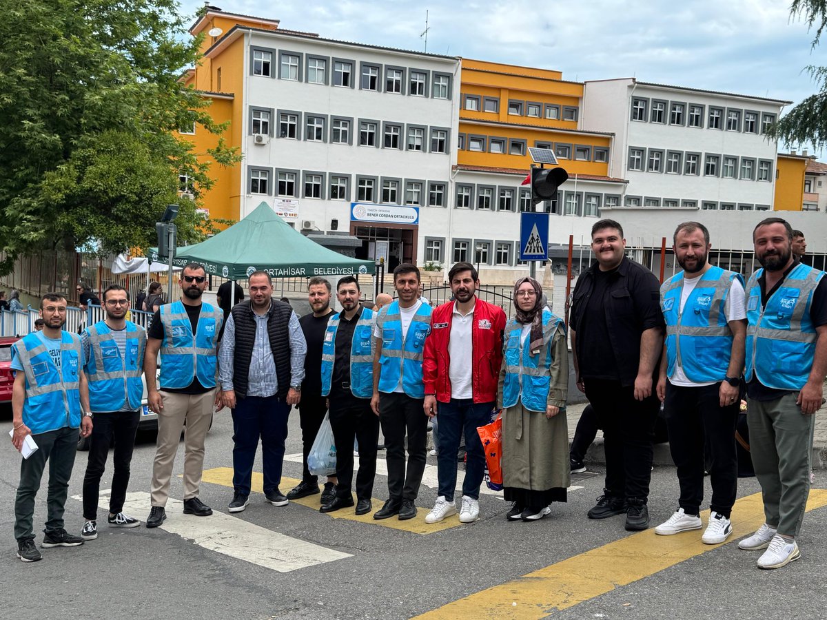📍Bener Cordan Ortaokulu

AK Parti Trabzon İl Gençlik Kolları Sosyal Politikalar Birimimiz öncülüğünde teşkilatımızla birlikte LGS sınavına giren genç kardeşlerimizi ve onların yanında sabırla bekleyen kıymetli ailelerini yalnız bırakmadık. 

Okul önünde bekleyen babalarımıza hem