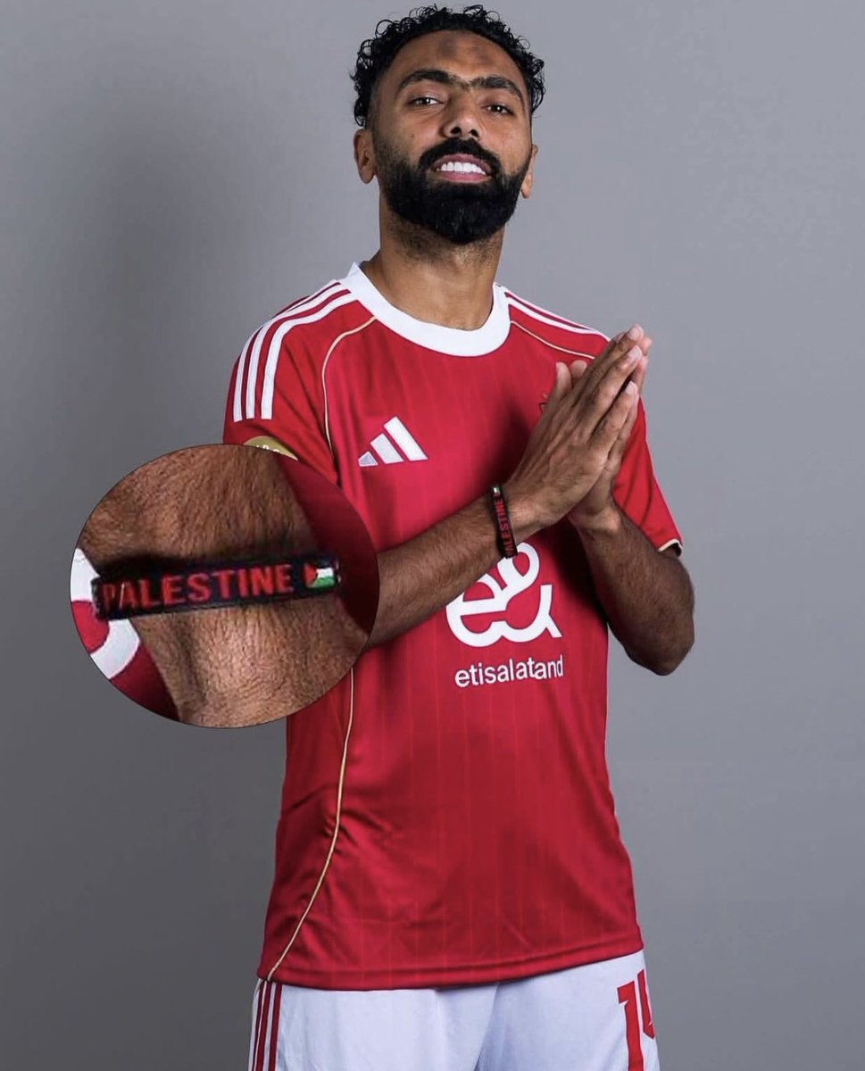 🇪🇬 A FIFA parece ter CORTADO o jogador egípcio El-Shahat de materiais promocionais do Mundial.

O motivo? Uma pulseira escrita “Palestina Livre”.

Após empate contra o Inter Miami, o Al-Ahly volta a jogar na quinta (19) contra o Palmeiras às 13h.