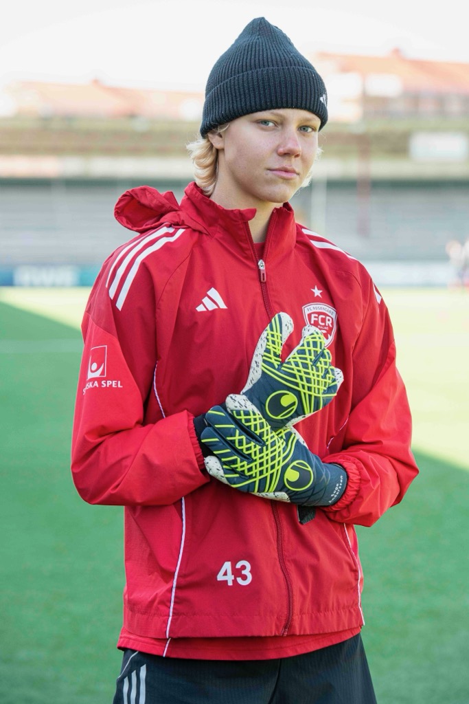 Saga Andersson befinner sig just nu i Polen för att spela EM slutspel med F19 landslaget. I kväll kl. 19.00 spelas den första matchen i gruppspelet då Frankrike står för motståndet och sedan väntar Italien den 18 juni och i den sista gruppspelsmatchen möter man Polen den 21 juni.