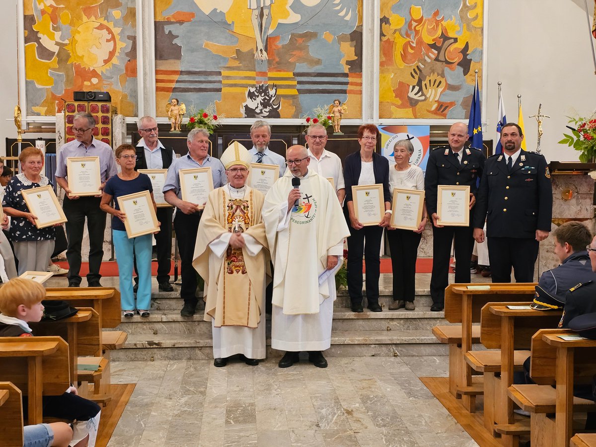 Na nedeljo Sv. Trojice zahvalna sv. maša ob 60-letnici blagoslova temeljnega kamna  cerkve sv. Martina in gasilska maša. Nadškof podelil priznanja. Bogu hvala!