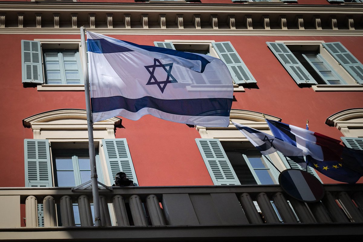 Voilà la devanture de la mairie de Nice.