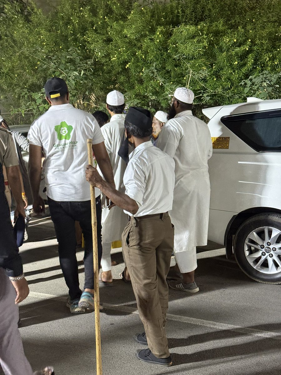 दुख के भयंकर ग़ुबार के बीच 
अहमदाबाद में उम्मीद की एक तस्वीर भी दिखी। 

सिविल अस्पताल में उस रात RSS के वर्कर और मुस्लिम समाजसेवी एक साथ लोगों की मदद करते रहे। परिजनों को कोई पानी पिला रहा था,कोई खाना खिला रहा था।कोई अस्पताल के अंदर ट्रैफिक मैनेज कर रहा था,कोई लोगों को सहारा दे