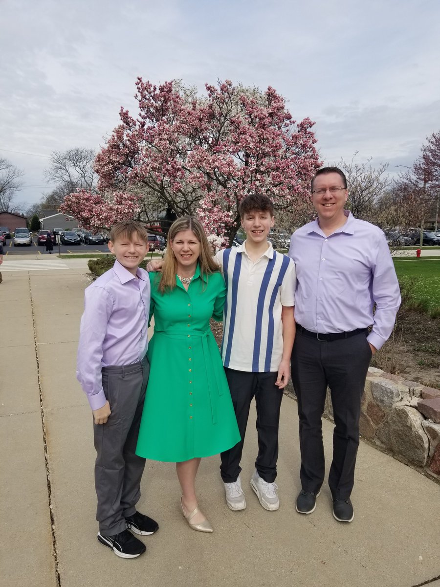 Wishing our idegy dads a Happy Fathers's Day! Their love and support are unmatched. We hope your day is as great as you are!