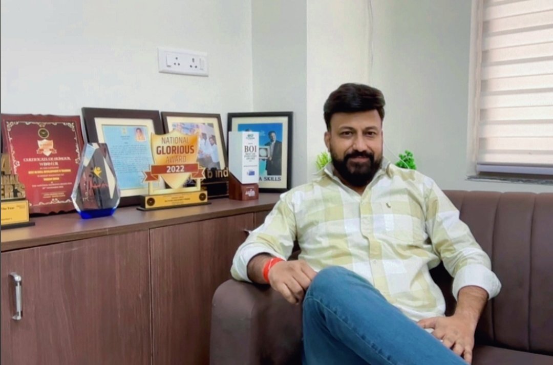 Viksajaipur's tweet photo. गुनाह सबके याद है ...
मुस्कुरा कर मिलने को.. 
माफी ना समझना ।
#vikramsinghchirana https://t.co/6xjokW2zL4