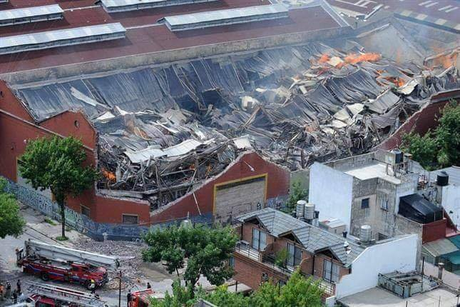 El Fiscal que imputó a Mauricio Macri apareció con un tiro en la cabeza.
Se prendió fuego Iron Mountain.
Se mató, en un accidente aéreo, el Juez que tenía la causa Odebrecht.
Encuentran muerto al investigador de los Panamá Papers.
