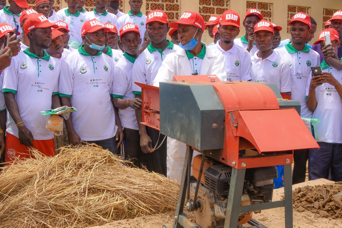 KanoPastoral's tweet image. KSADP funded by #IsDB & #LLF, trains 1,000 youths in Kano on rice straw utilization skills, to provide feed for ruminants, as part of the overall project objectives to create jobs, alleviate poverty, enhance agric productivity & mitigate farmers-herdsmen conflict.