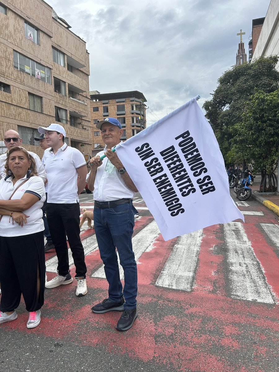 Entre tantos mensajes que he leído en la marcha del silencio me quedo con este, ¡Podemos ser diferentes sin ser enemigos! 🙌🏼🤍