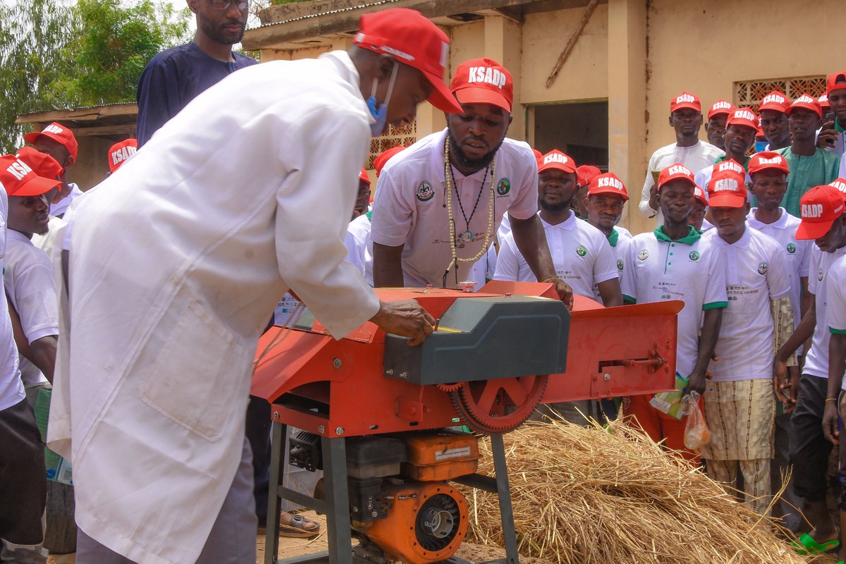 KanoPastoral's tweet image. KSADP funded by #IsDB & #LLF, trains 1,000 youths in Kano on rice straw utilization skills, to provide feed for ruminants, as part of the overall project objectives to create jobs, alleviate poverty, enhance agric productivity & mitigate farmers-herdsmen conflict.