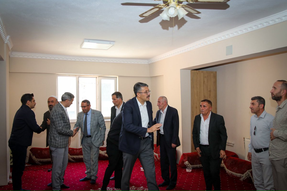 🔴Vali Çelik, Özatak Ailesine Taziye Ziyaretinde Bulundu

📌Vali Ali Çelik, merhume Azima Özatak için Hacı İbrahim Şen Camii’nde düzenlenen taziyeye katıldı. 
 
Vali Çelik; merhumeye Allah’tan rahmet dileyerek, ailesine ve yakınlarına başsağlığı dileklerini iletti.