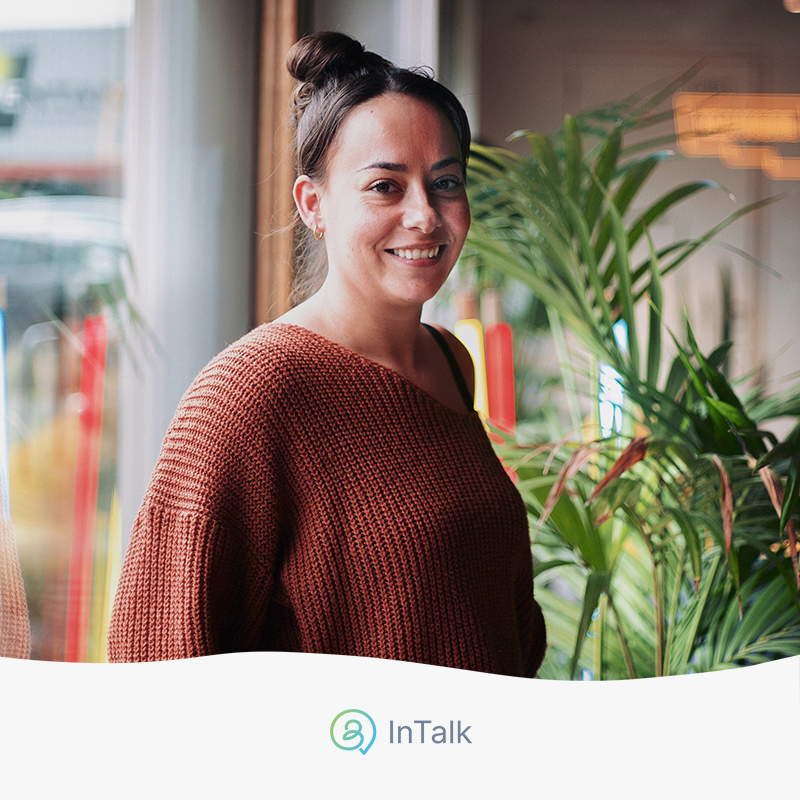 InTalk_nl's tweet photo. Rachel is 25 als ze ongepland zwanger raakt en haar kindje alleen gaat opvoeden. Dat blijkt zwaar. Ze ontdekt dat zelfzorg belangrijk is om goede moeder te zijn.
Je vindt Rachels #ervaringsverhaal over goed voor jezelf zorgen als alleenstaand moeder nu op https://t.co/idVQ8OwrSq https://t.co/Cw44o5olN9