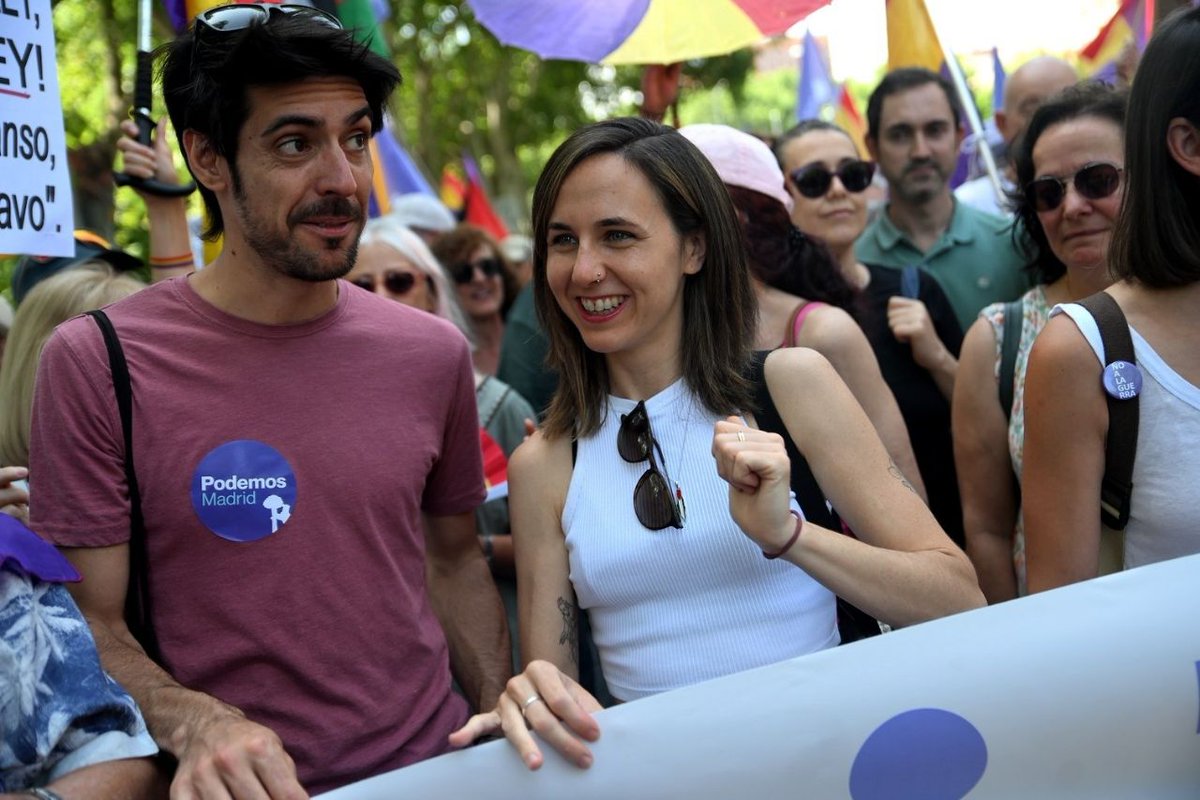 ionebelarra's tweet photo. Hoy hemos salido a las calles de Madrid en la Segunda Marcha Republicana para seguir empujando a nuestro país hacia una República que deje atrás a la Monarquía y al bipartidismo corruptos.

¡Abajo este régimen profundamente desigual y viva la República! https://t.co/bapTHrZ2gL