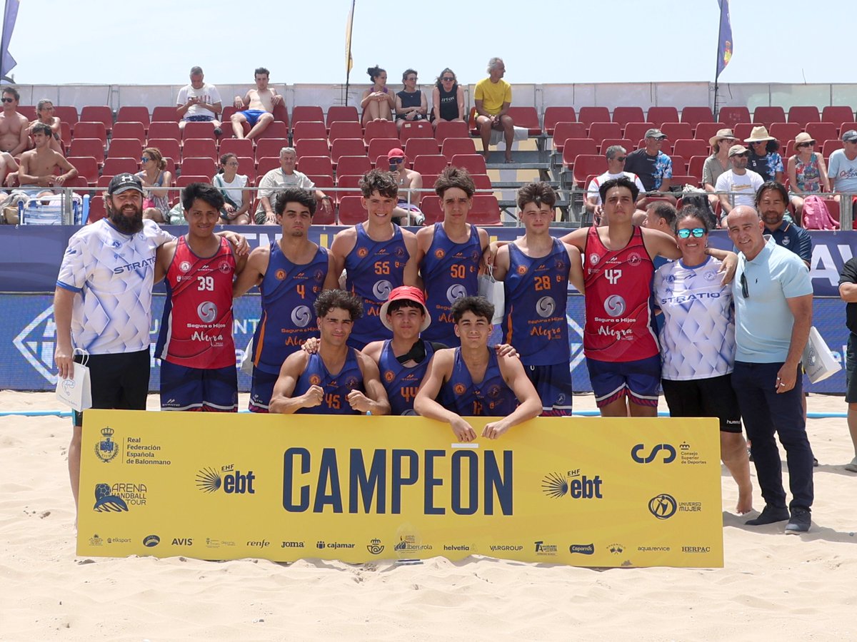 ArenaHandballT's tweet photo. 🏆 #Arena1000 de @ajuntamentvng

📌 Juvenil masculino

🥇 @balonmanosanse 
🥈 @BM_Caserio 

🤝 Entregan @miguelanig, presidente del Consell Esportiu del Garraf y regidor de deportes de @ajuntamentvng, @danisantos1971, coordinador general de @ArenaHandballT https://t.co/7RLTxsnrYq