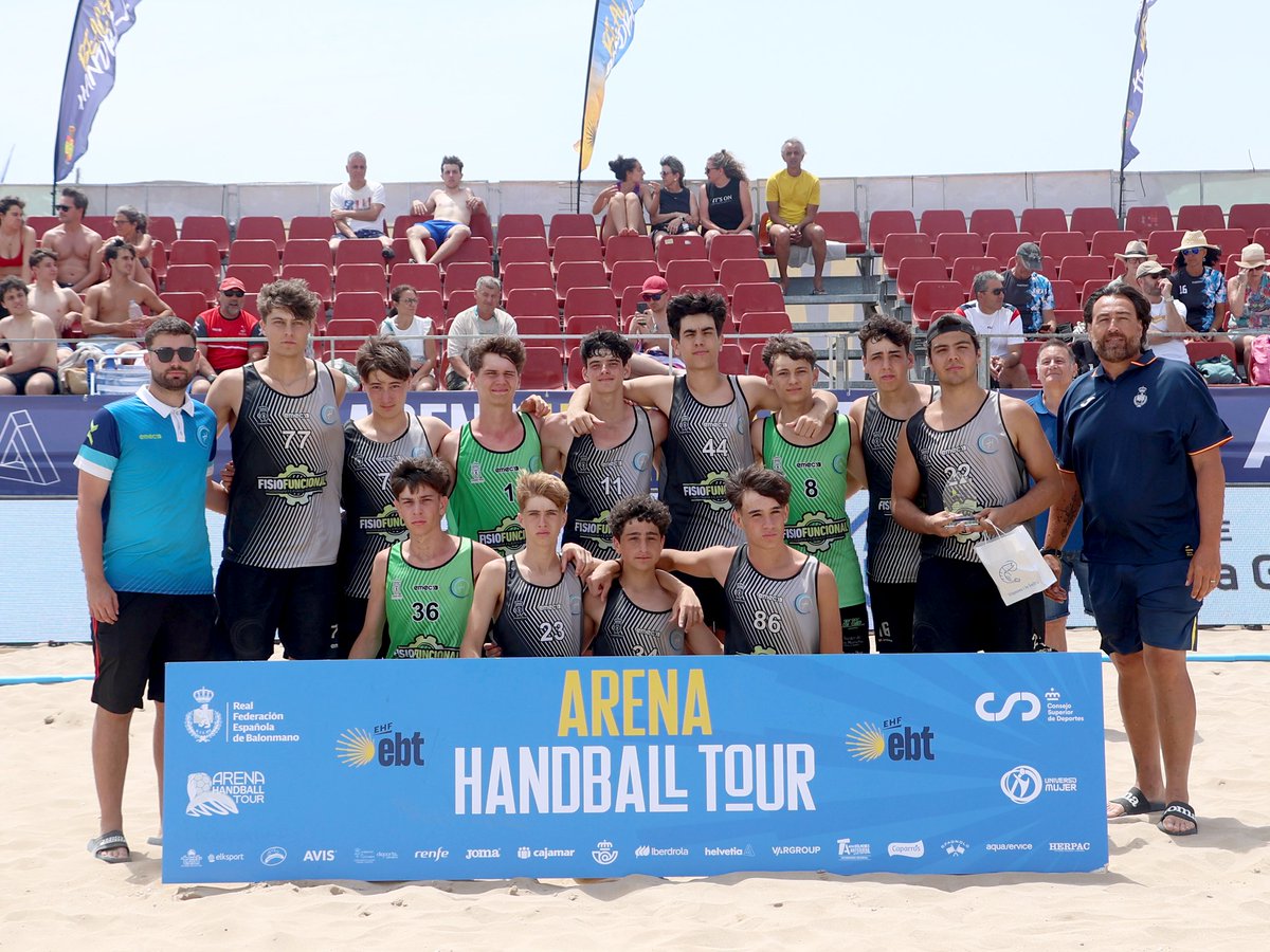 🏆 #Arena1000 de <a href="/ajuntamentvng/">Vilanova i la Geltrú</a>

📌 Juvenil masculino

🥇 <a href="/balonmanosanse/">Balonmano Sanse</a> 
🥈 <a href="/BM_Caserio/">Balonmano Caserío Ciudad Real</a> 

🤝 Entregan <a href="/miguelanig/">Miguel A. Iglesias</a>, presidente del Consell Esportiu del Garraf y regidor de deportes de <a href="/ajuntamentvng/">Vilanova i la Geltrú</a>, <a href="/danisantos1971/">Daniel Santos Bericat</a>, coordinador general de <a href="/ArenaHandballT/">Arena Handball Tour</a>
