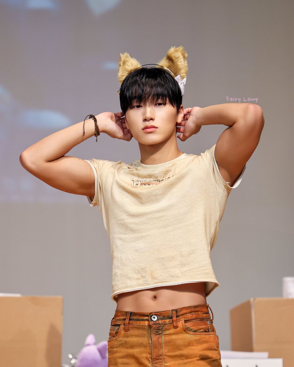 fairy_lamp710's tweet photo. 250613 팬사인회

고화질 달라는 글 달린거 봐서 이거먼저..🫠

#에이티즈 #ATEEZ #산 #SAN #최산 #CHOISAN https://t.co/B1ot6oaIOi